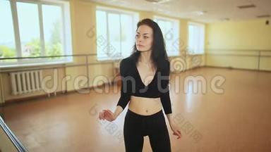 一位年轻女子在<strong>舞蹈班</strong>跳舞